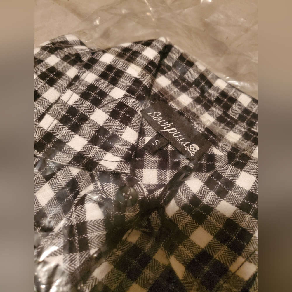 Black and White Sourpuss woman's flannel size small - Picture 3 of 4